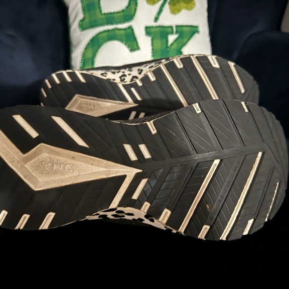 Brooks Sneakers-Women’s Size 10-Snow Leopard print - Picture 3 of 4